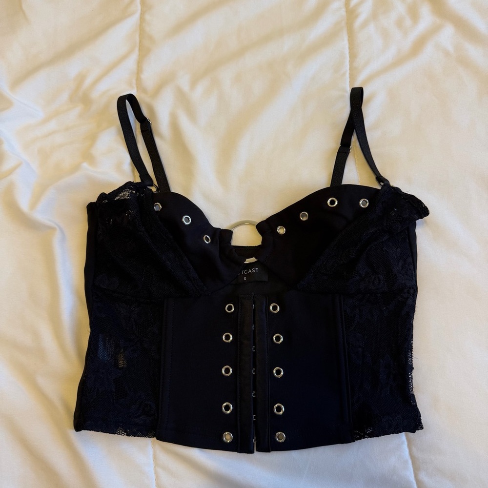 Outcast top